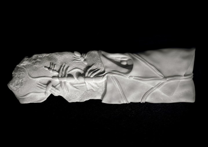 Silvina Spravkin 2016, La-maestà-delle-formiche, marmo, 31,5x9,5x3 cm