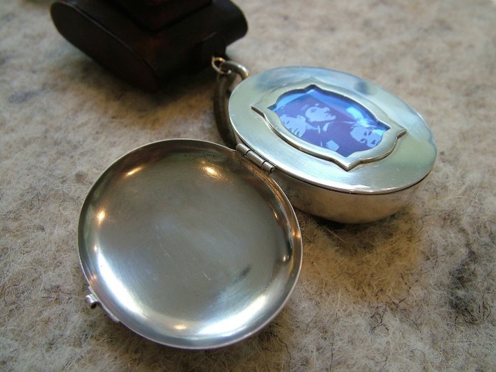 8 JAYNE WALLACE_medaglione_Daguerre locket