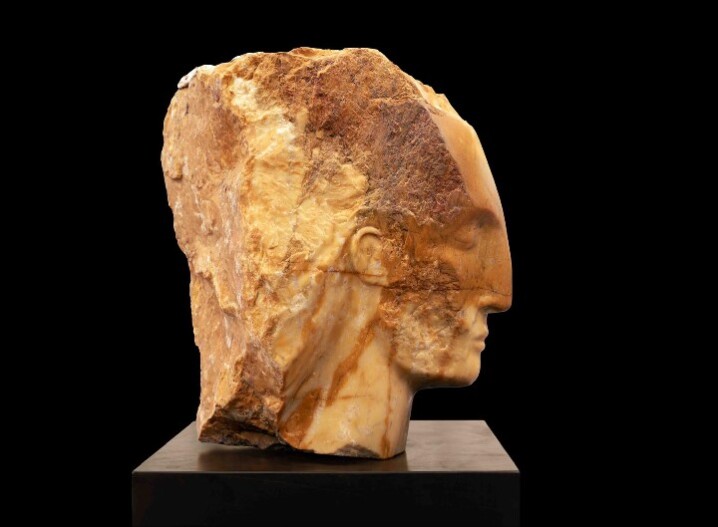 web Golden Mountain Head, 2026 Giallo di Siena 37x23x36 cm